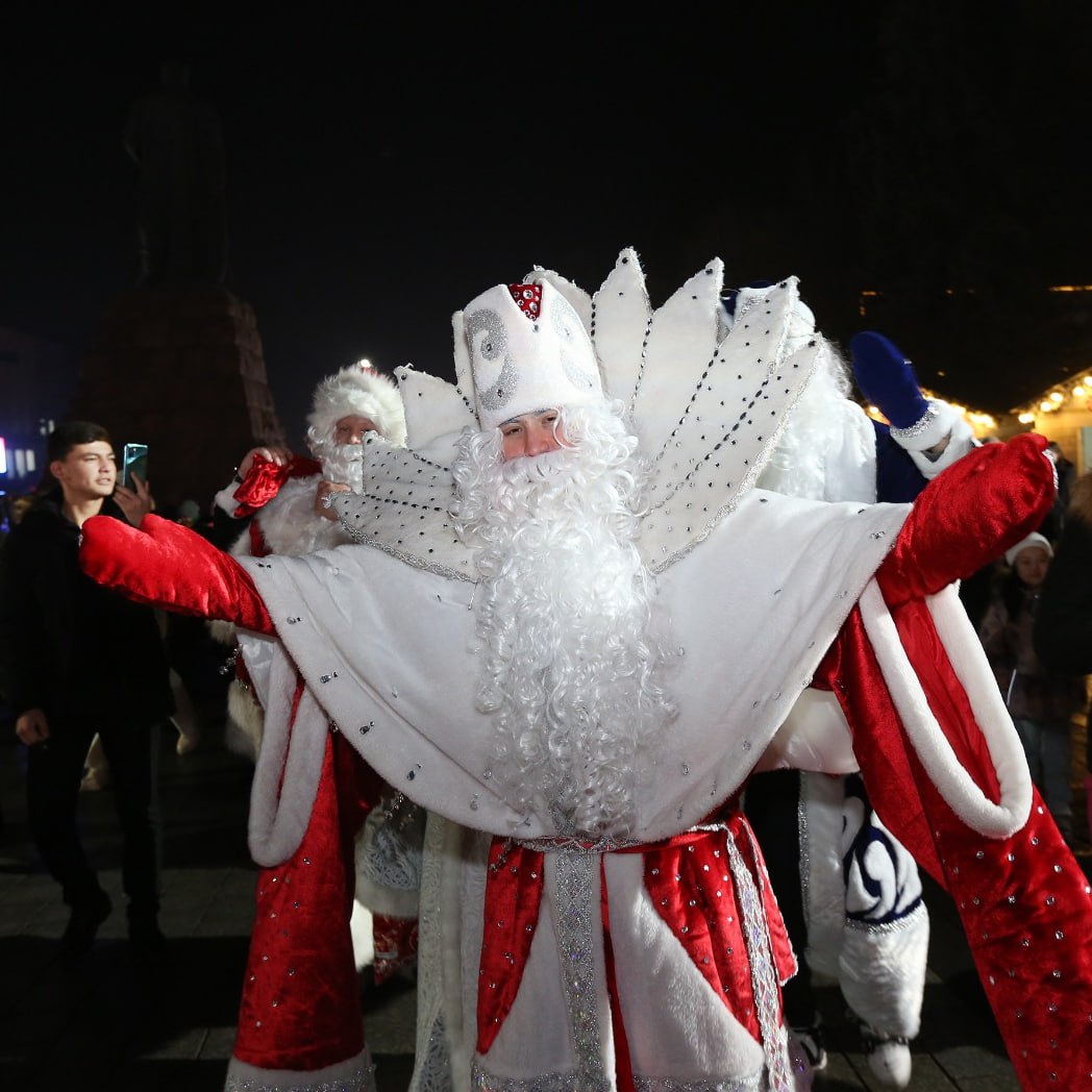 Нашествие Дедов морозов заметили в Алматы