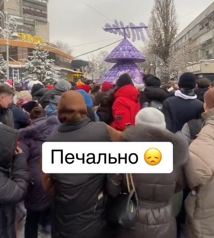 «Ладно дети бегут, взрослые мужики куда побежали?» - шоколадную елку в Алматы за секунды разнесла толпа людей