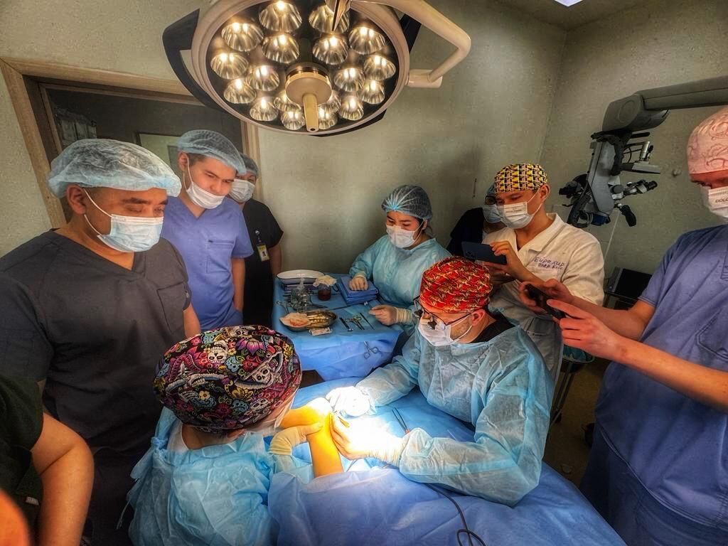 Девочка из Алматы с шестью пальцами на руке была прооперирована врачами