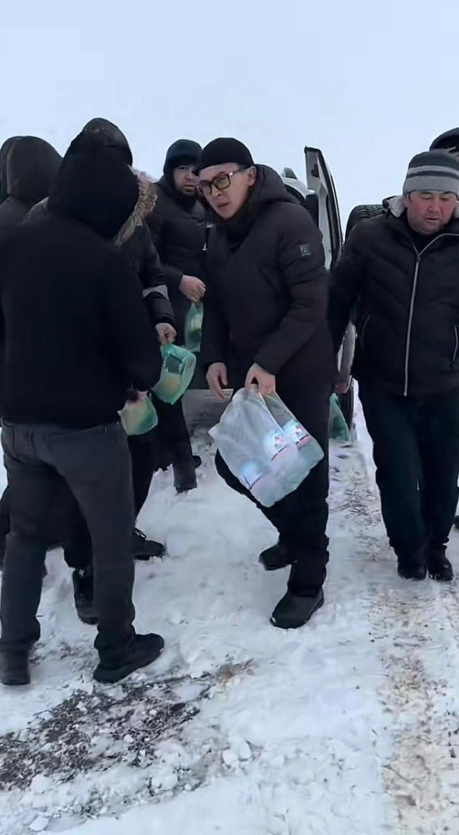 Российские дальнобойщики благодарят казахов за горячую еду – что сейчас происходит на дорогах Казахстана