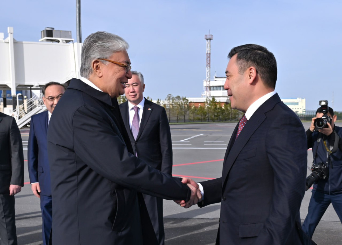 Токаев встретил в столичном аэропорту Президента Кыргызстана Садыра Жапарова