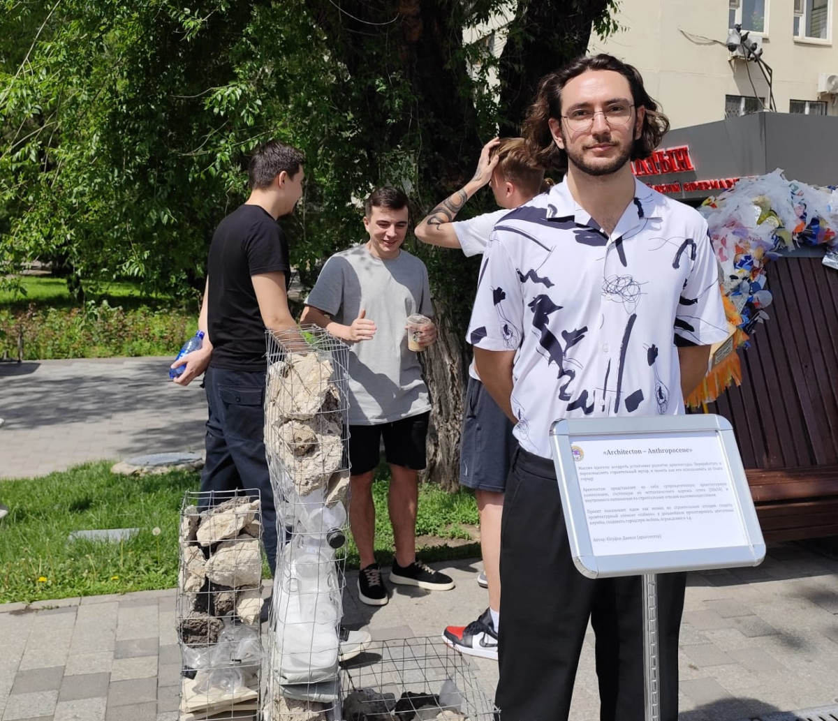 Миллион тенге получил алматинский студент за скульптуру из пакетов и бутылок