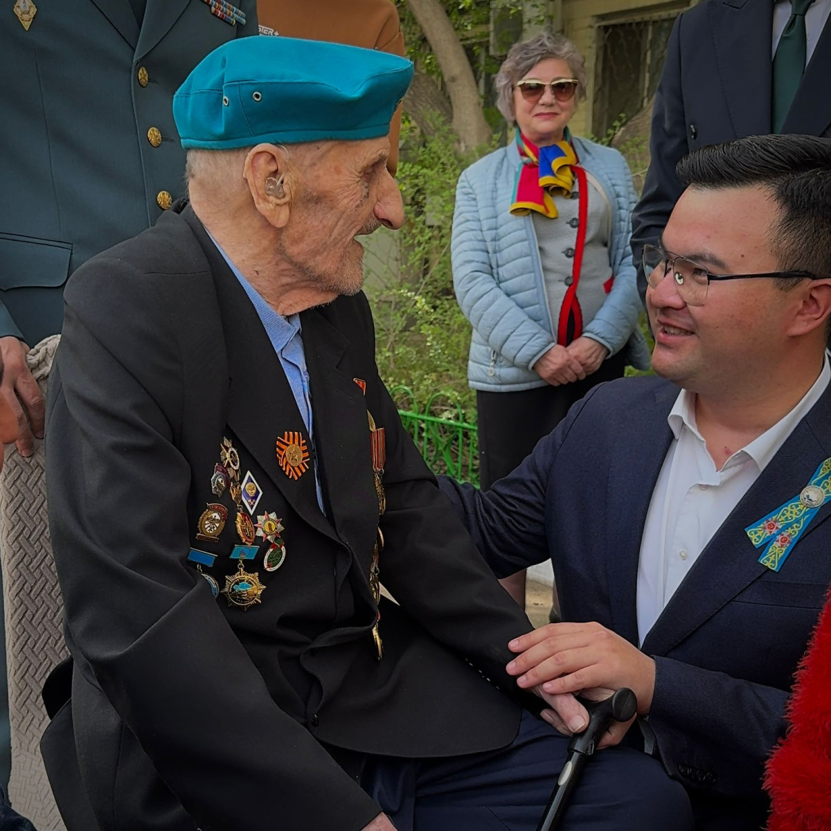 Члены Ассамблеи народа Казахстана поздравили ветеранов с Днём Победы