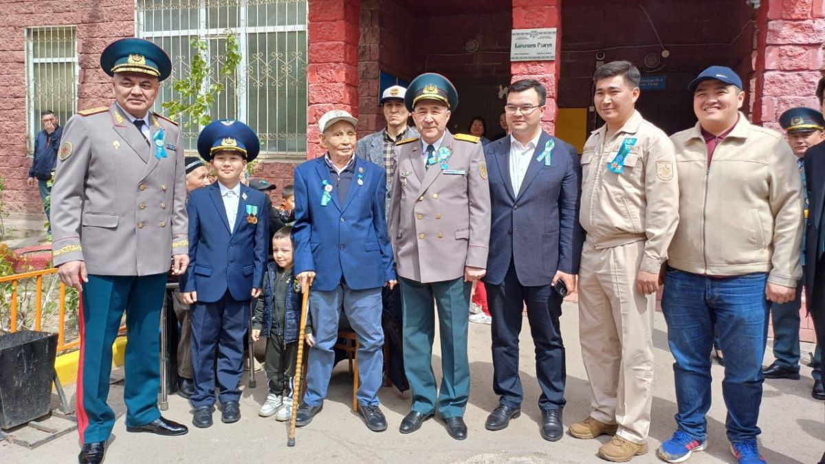 Члены Ассамблеи народа Казахстана поздравили ветеранов с Днём Победы