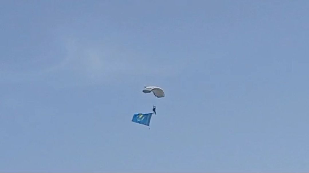 Десантник на учениях в Турции раскрыл в небе казахстанский флаг