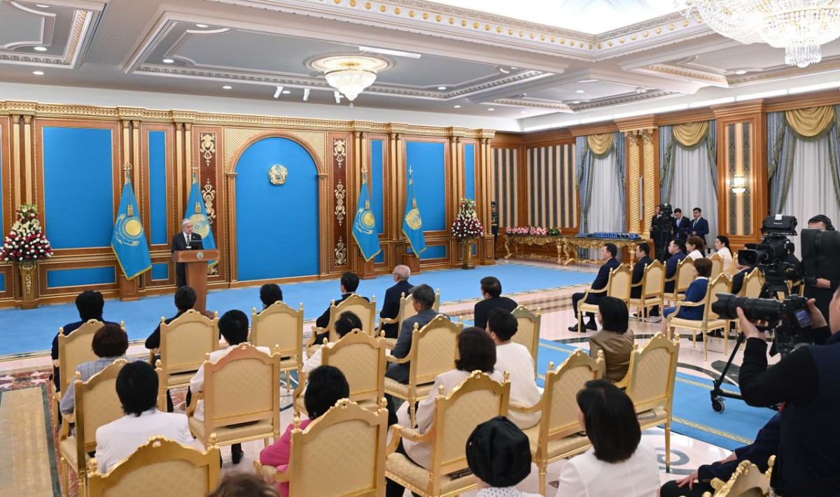Президент вручил госнаграды казахстанцам, которые внесли значительный вклад в развитие культуры