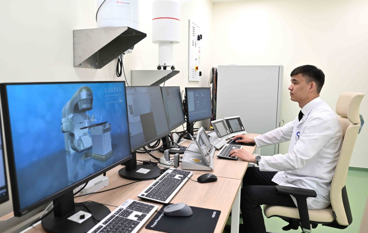 «Это будет флагман медицинской практики и науки» — Токаев посетил новый корпус Национального научного онкоцентра