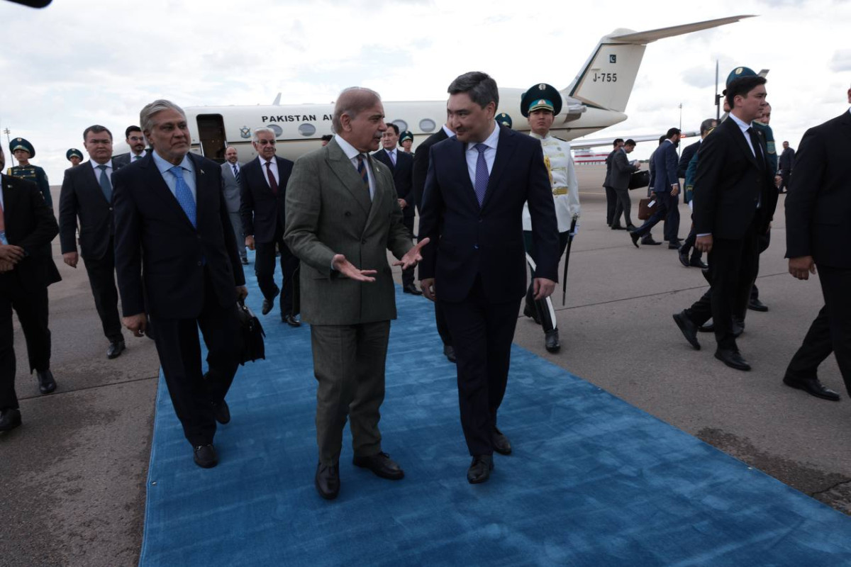 Премьер-Министр Пакистана Шахбаз Шариф прибыл в Казахстан для участия в саммите ШОС