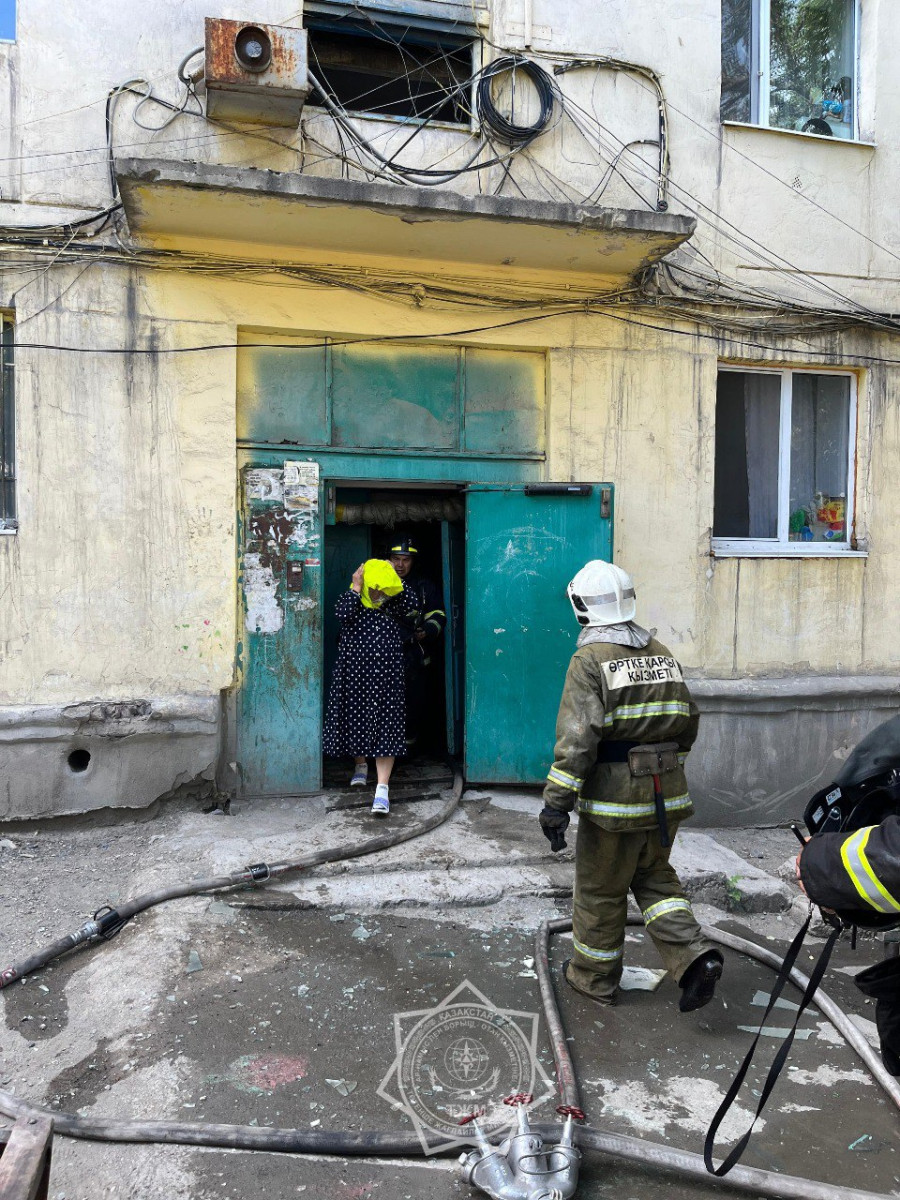 Четыре ребёнка спасено при пожаре в многоэтажке Сатпаева