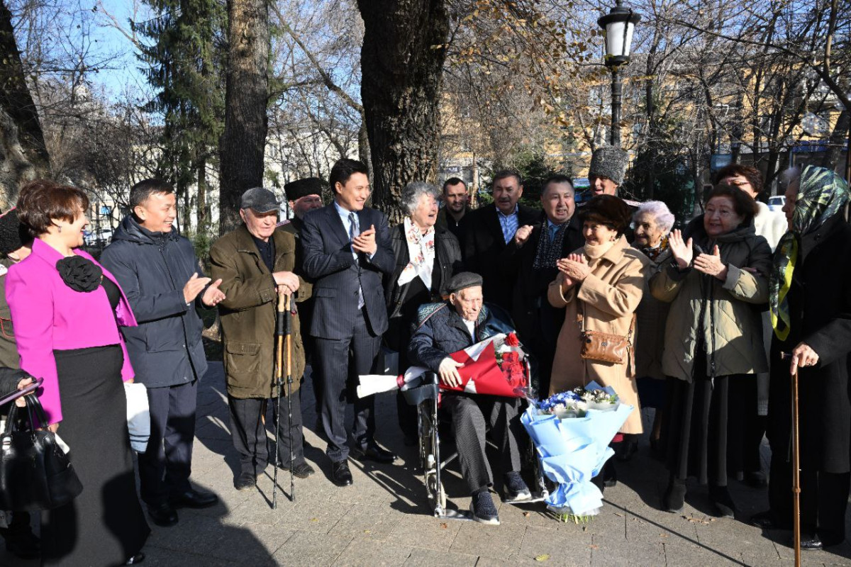 В Алматы ветерана поздравили со 100-летним юбилеем от имени Премьер-министра