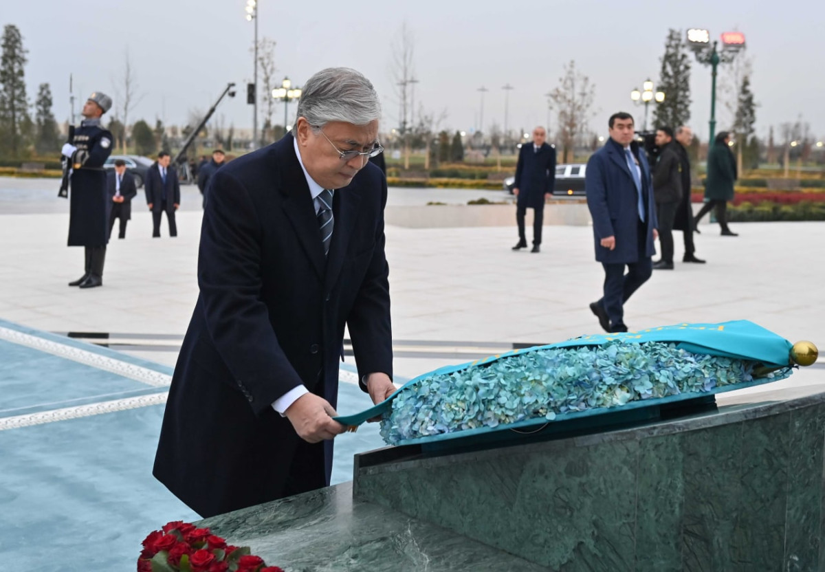 Президент «Янги Узбекистон» саябағындағы монументке гүл шоғын қойды