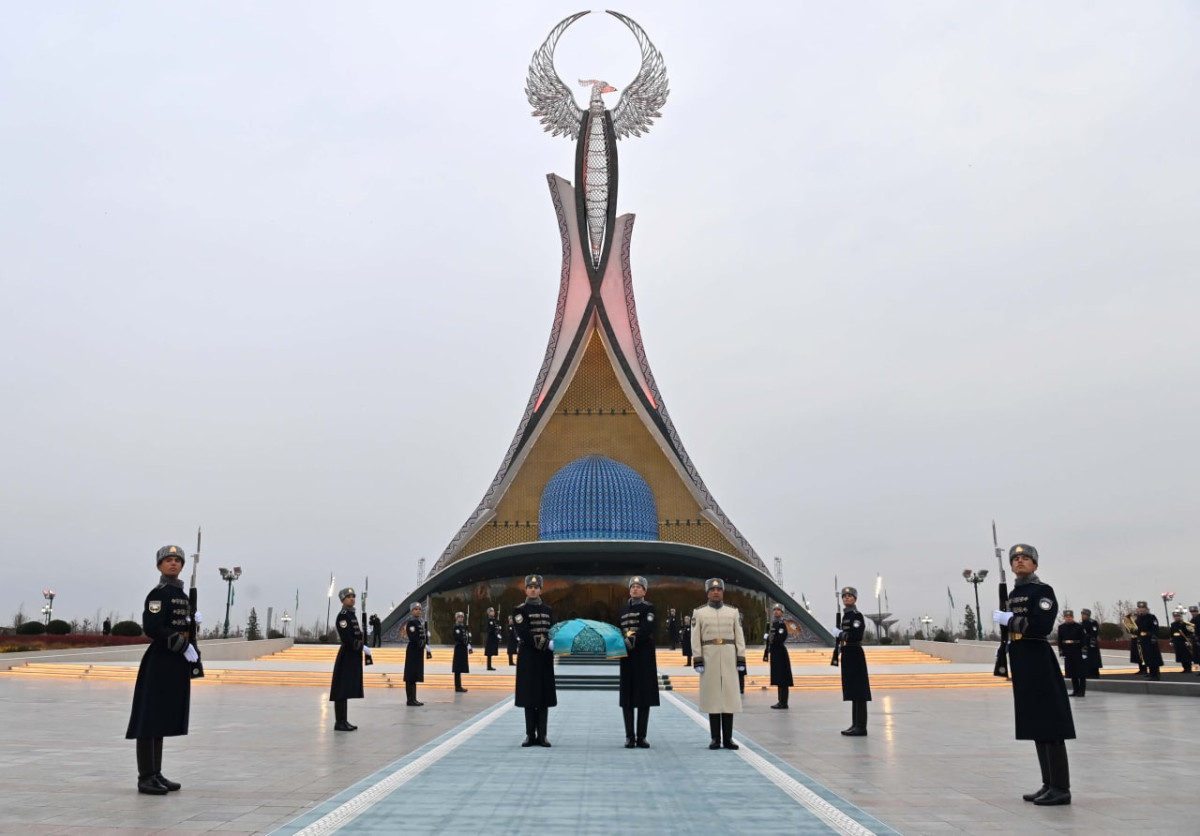 Президент «Янги Узбекистон» саябағындағы монументке гүл шоғын қойды