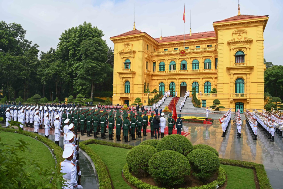 Вьетнам президенті Қасым-Жомарт Тоқаевты салтанатты түрде қарсы алды