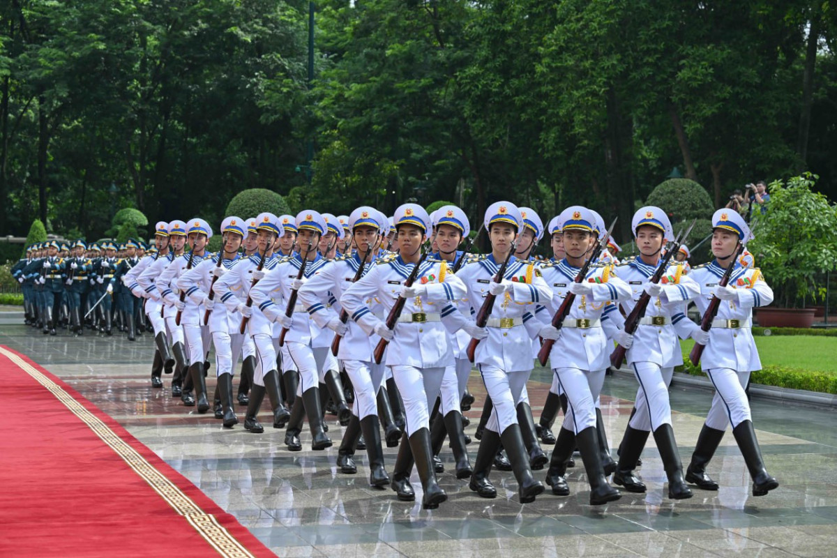 Вьетнам президенті Қасым-Жомарт Тоқаевты салтанатты түрде қарсы алды