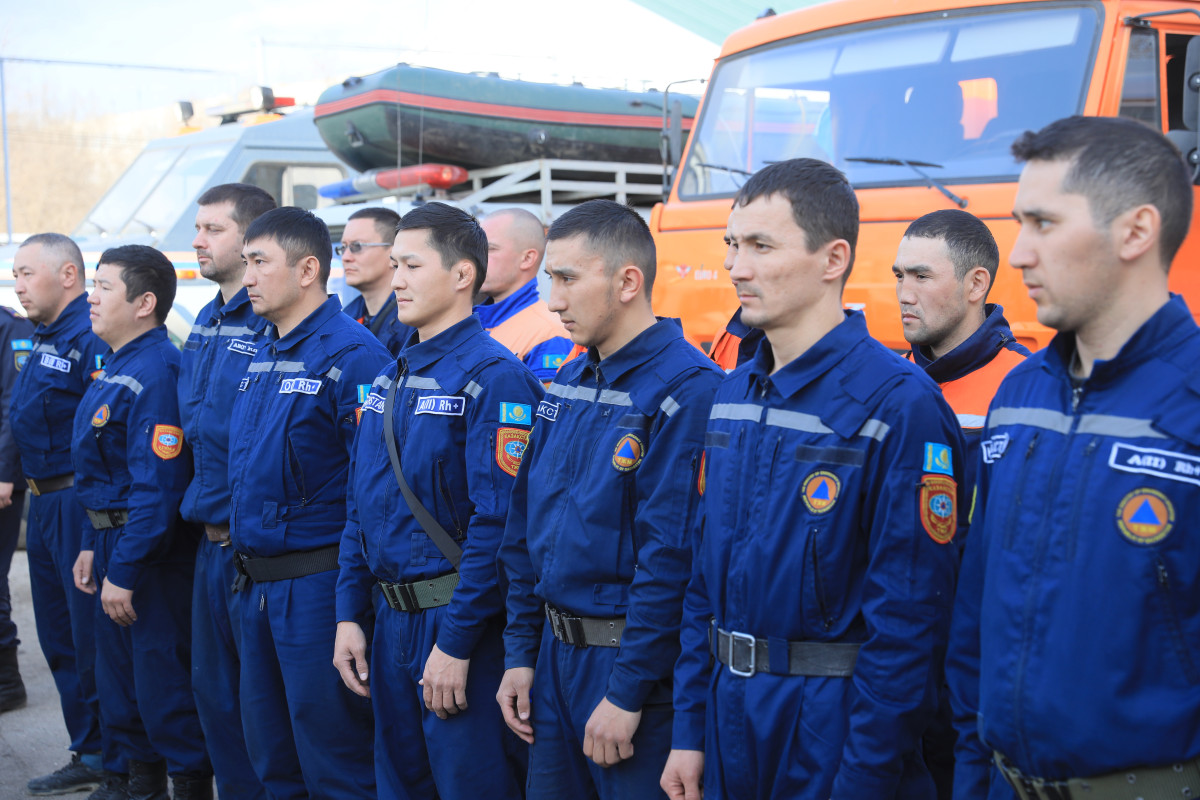 Ақтөбе әкімі су тасқынында көмектескен құтқарушыларға алғысын білдірді