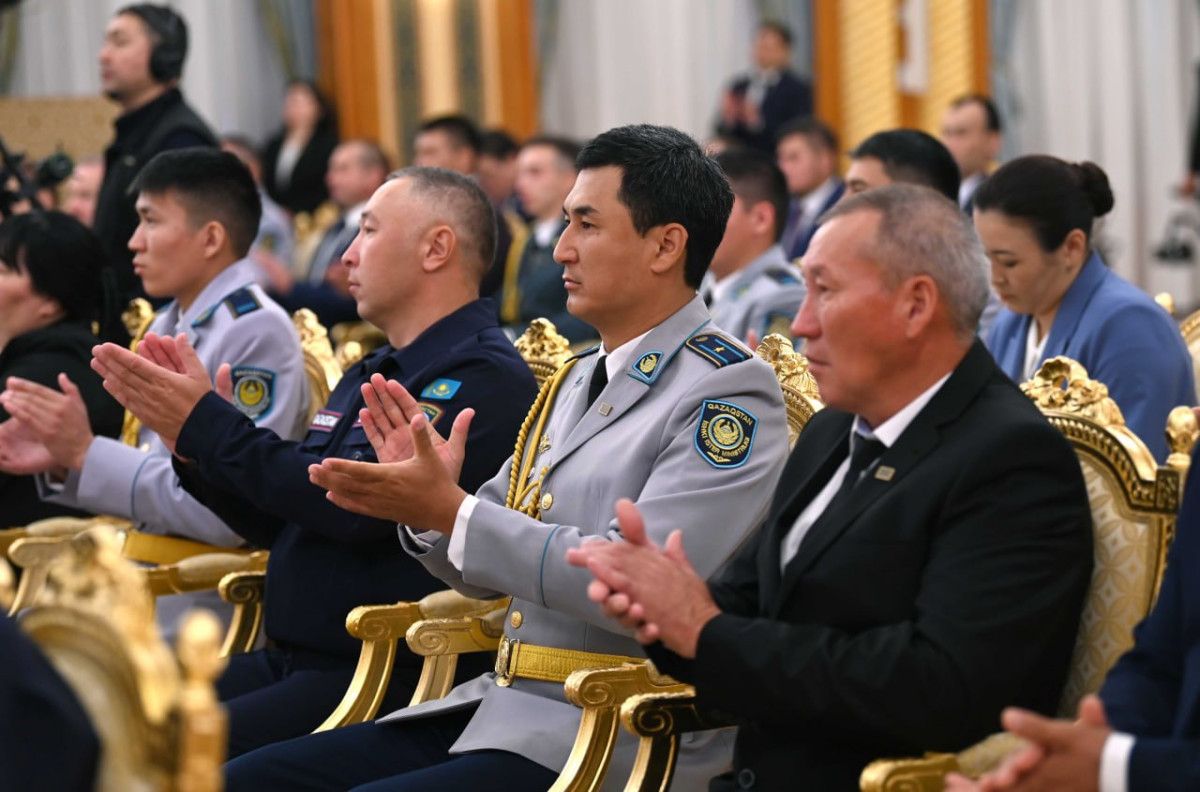 Президент су тасқынымен күреске белсене атсалысқан ел азаматтарын марапаттады