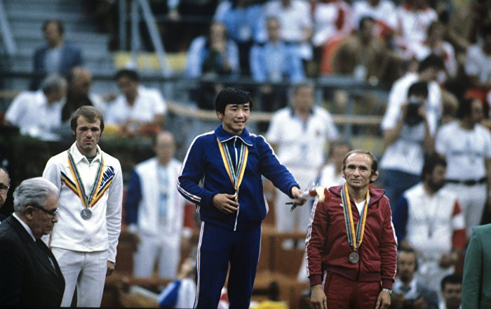 Бүгін – қазақтан шыққан тұңғыш Олимпиада чемпионы Жақсылық Үшкемпіровтің туған күні Бүгін – қазақтан шыққан тұңғыш Олимпиада чемпионы Жақсылық Үшкемпіровтің туған күні