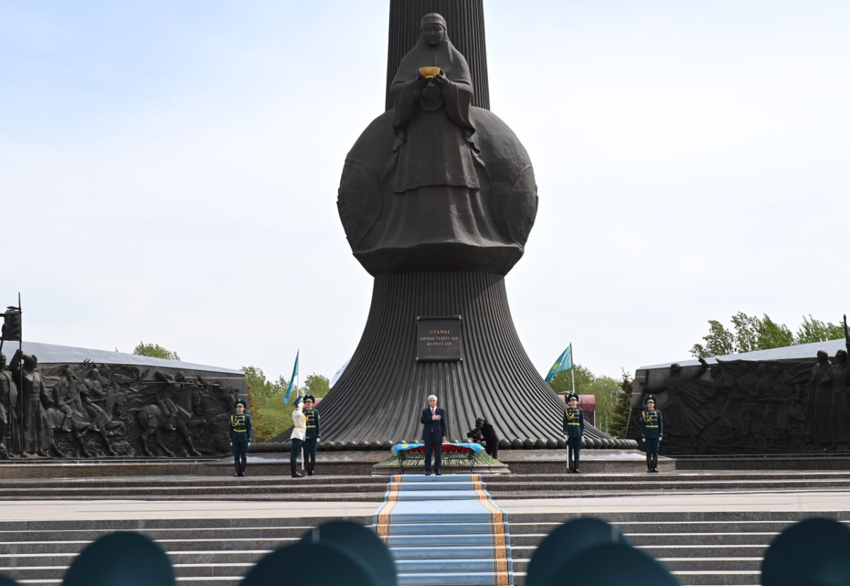 Қасым-Жомарт Тоқаев «Отан Ана» монументіне гүл шоғын қойды