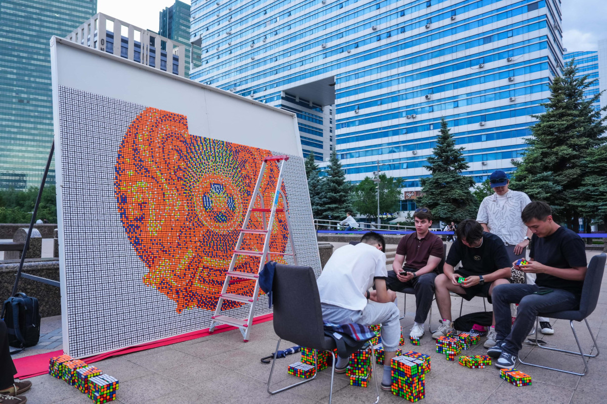 Астаналық жастар Рубик текшелерінен Елтаңба жасады Астаналық жастар Рубик текшелерінен Елтаңба жасады