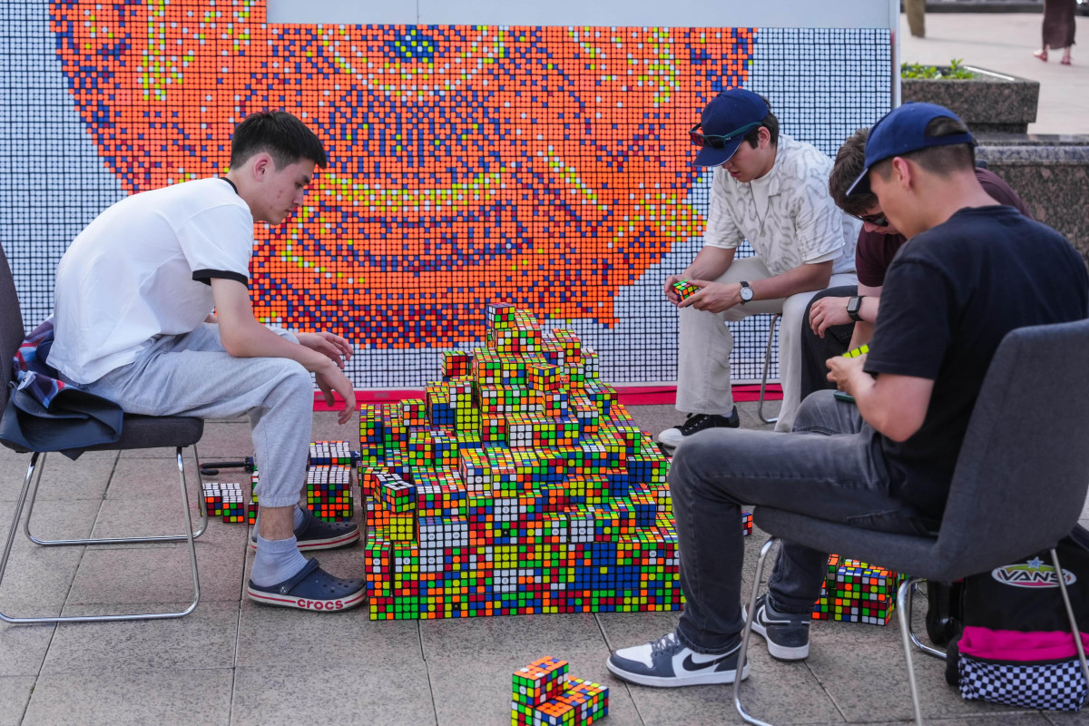 Астаналық жастар Рубик текшелерінен Елтаңба жасады Астаналық жастар Рубик текшелерінен Елтаңба жасады