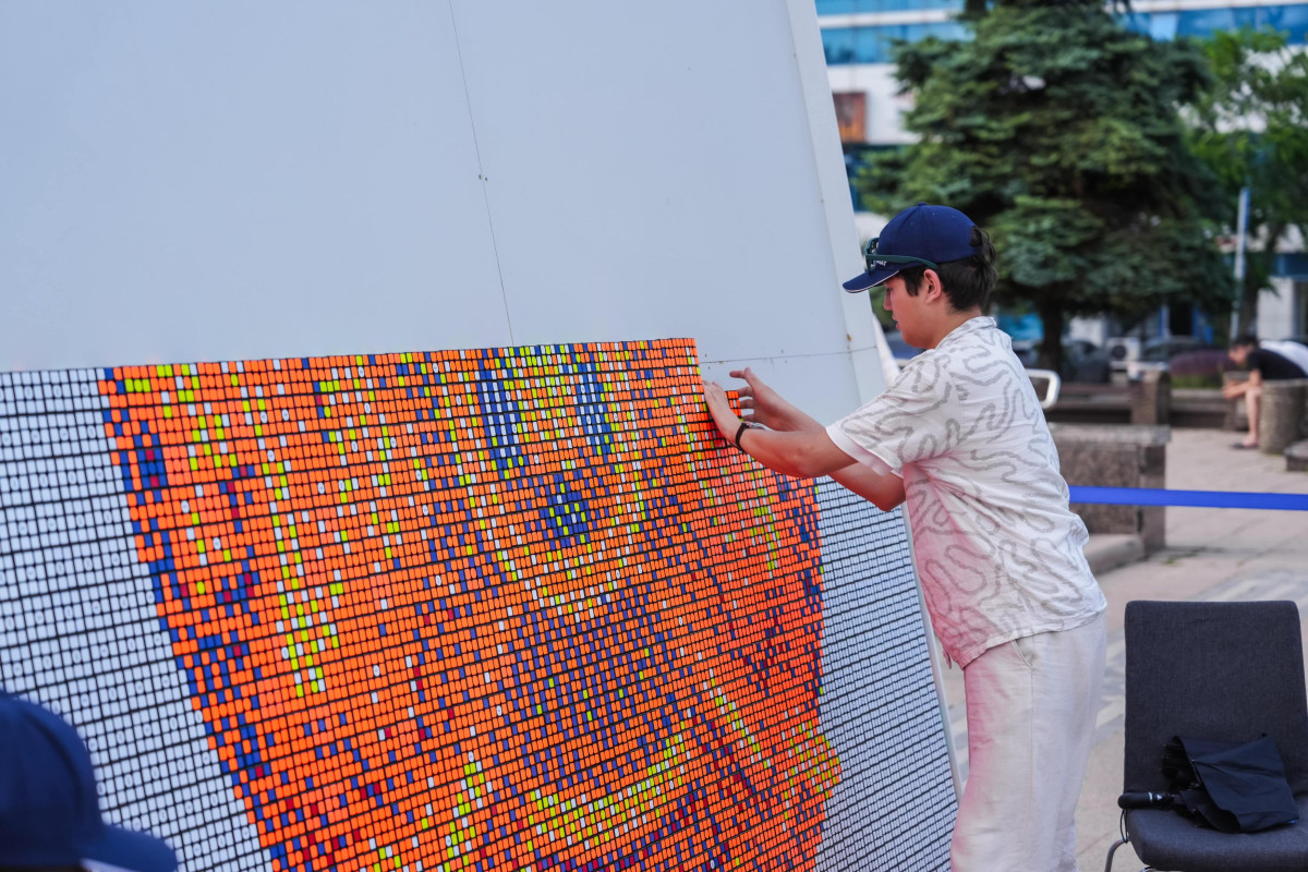 Астаналық жастар Рубик текшелерінен Елтаңба жасады Астаналық жастар Рубик текшелерінен Елтаңба жасады