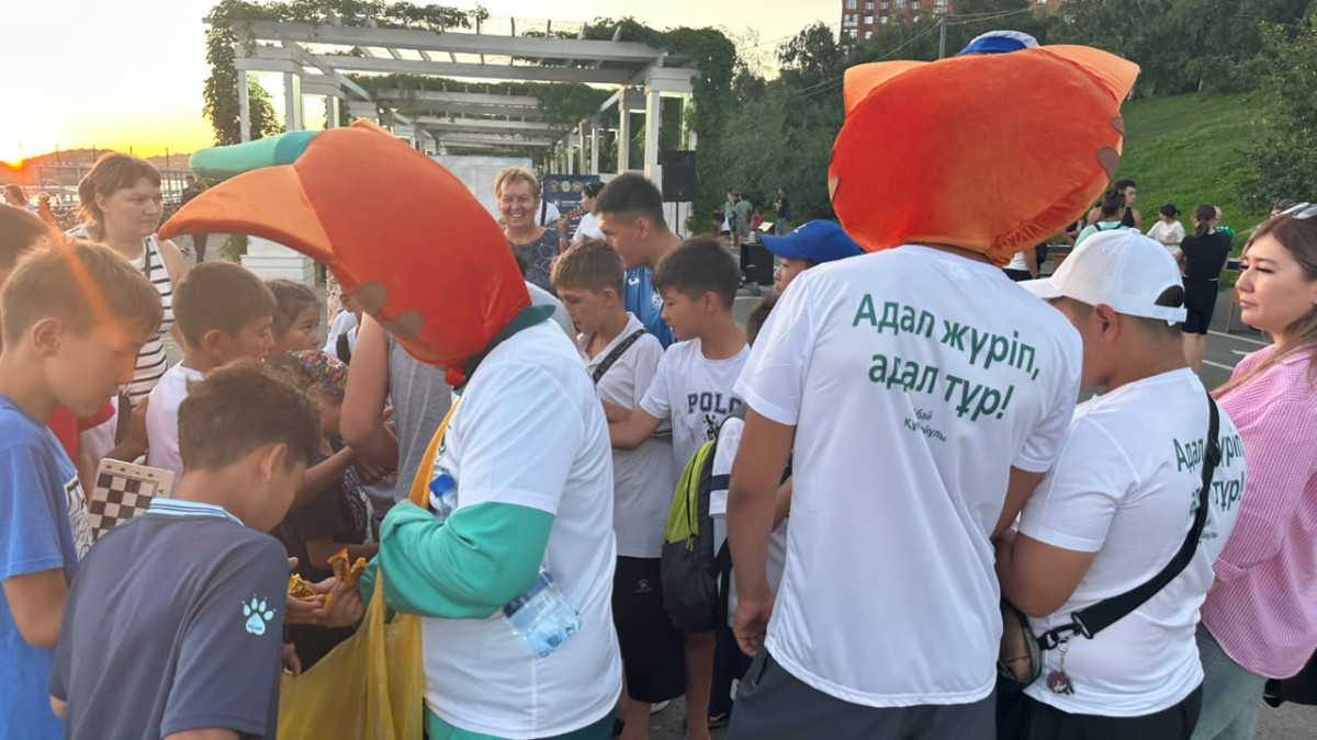 Естелік сыйлықтар табысталып жатқан сәт