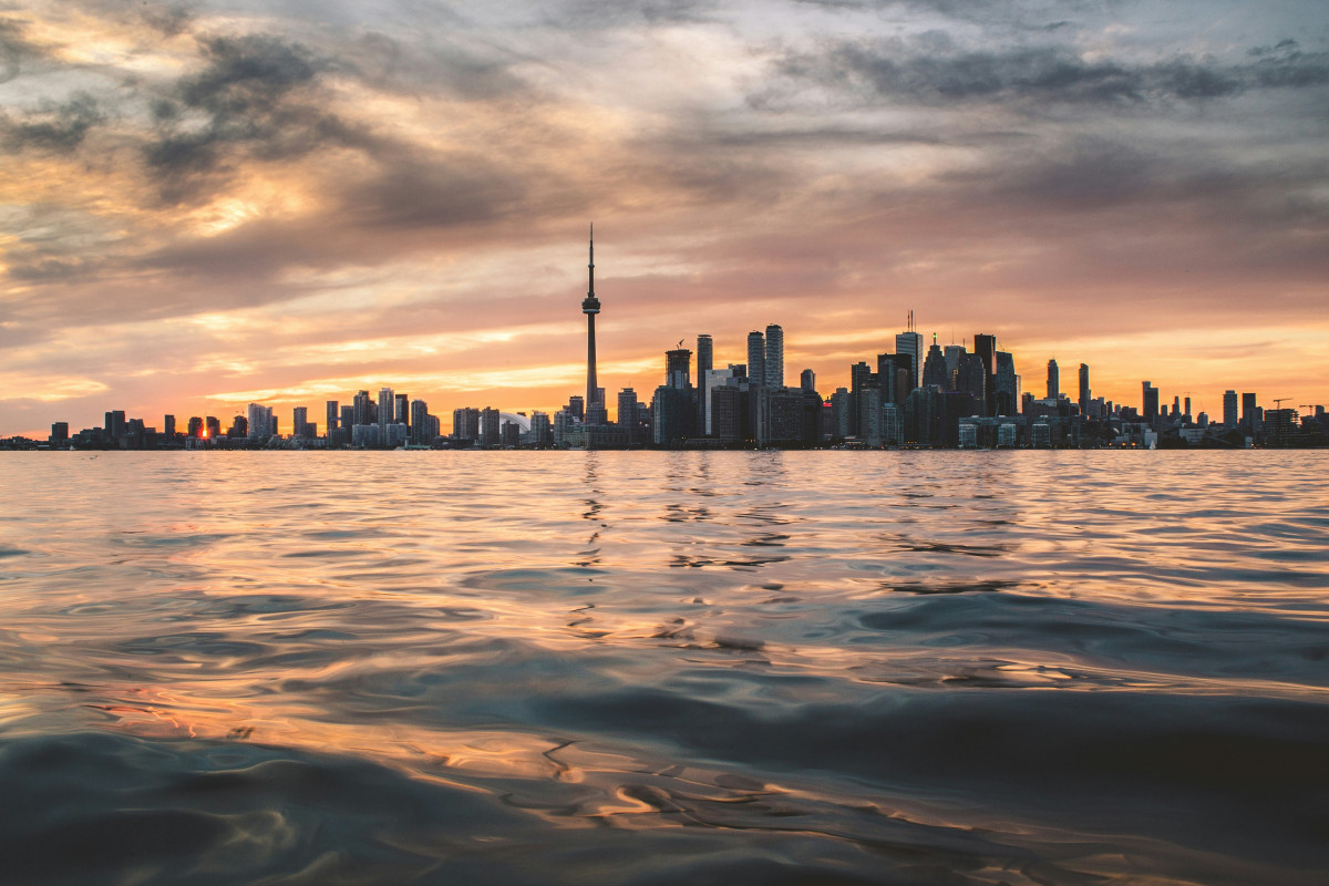Торонто / unsplash.com/<a class="name-bimlc4 truncate-Pc_c1s resetAnchor-rkYpCn nameLight-wQd_Au" href="https://unsplash.com/@berkaygumustekin" rel="nofollow" data-discover="true">Berkay Gumustekin</a>