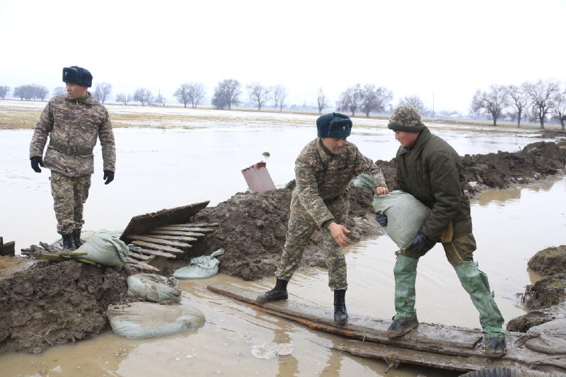 Военные помогают МЧС в подтопленных районах  Жамбылской области