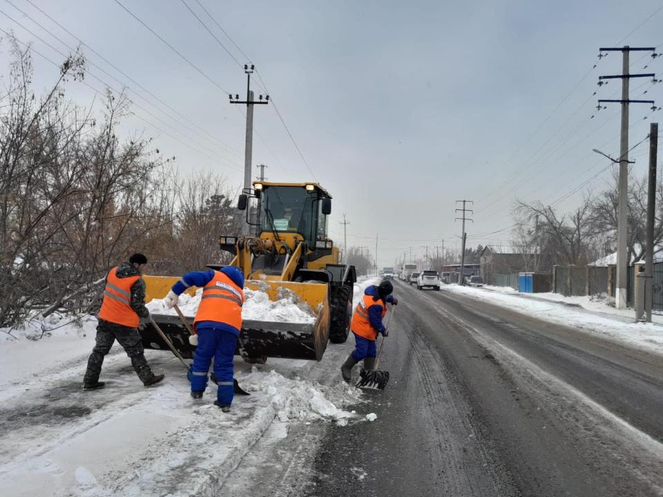 Более двух тысяч рабочих убирают снег на улицах Астаны