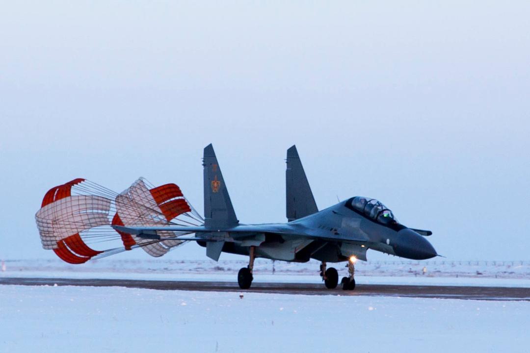 Казахстанские летчики отработали фигуры высшего пилотажа