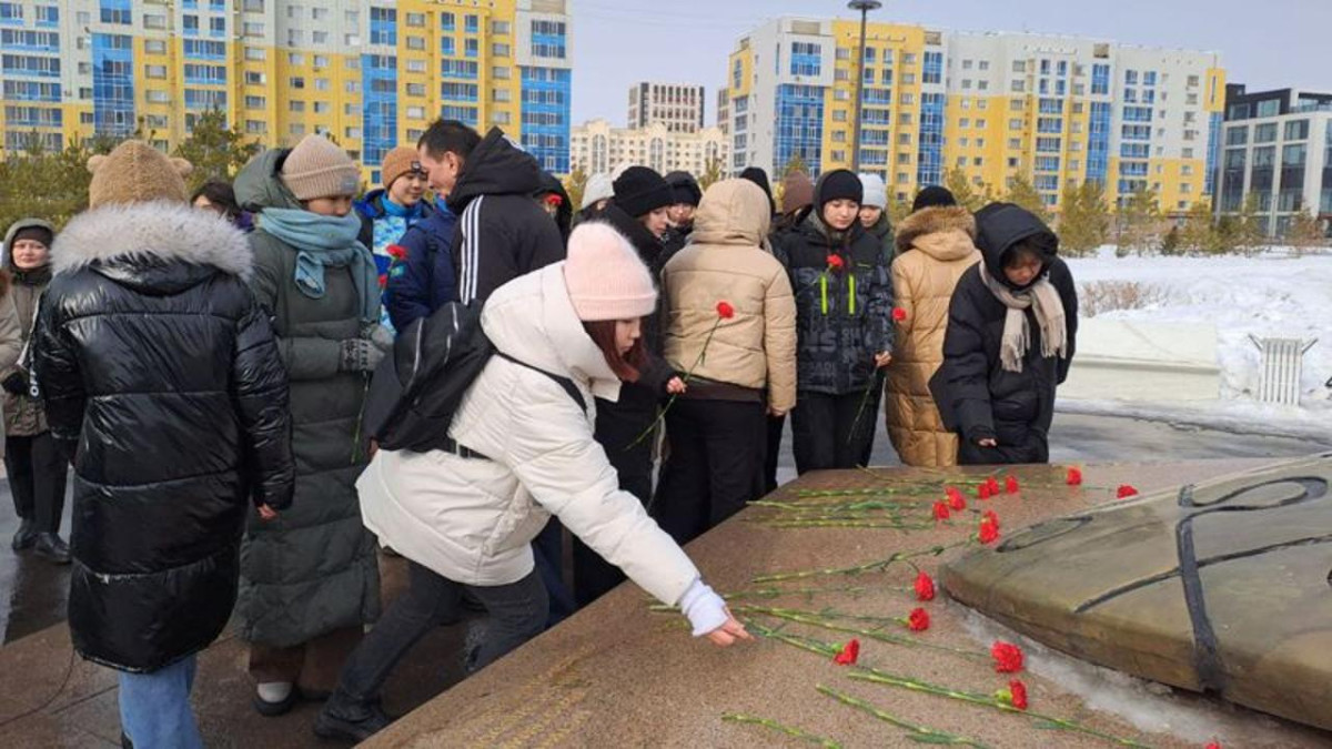 В День благодарности астанчане возложили цветы к мемориалу «Алтын жүрек»