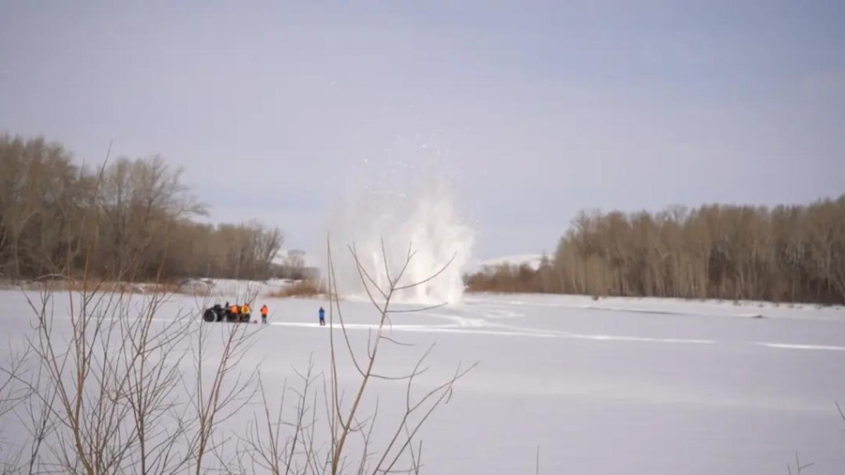 Спасатели взрывают речной лед в ВКО