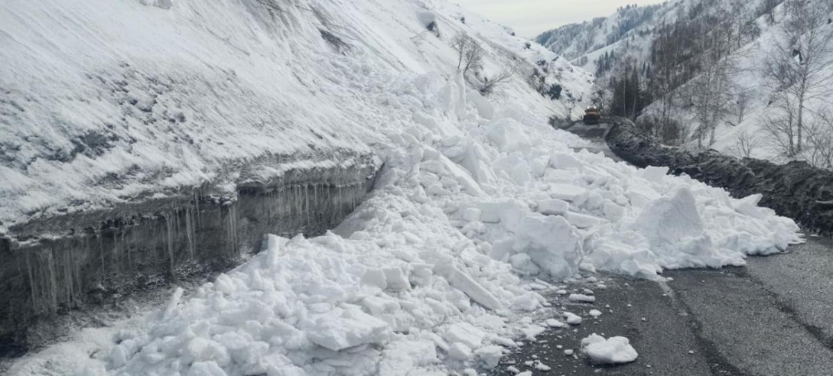 Пять спусков снежных лавин провели в ВКО