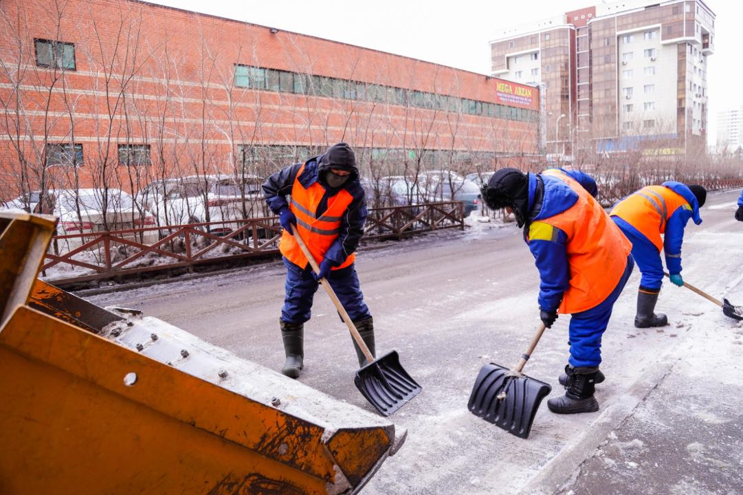 1 500 дорожных рабочих убирают гололед в Астане 1 500 дорожных рабочих убирают гололед в Астане