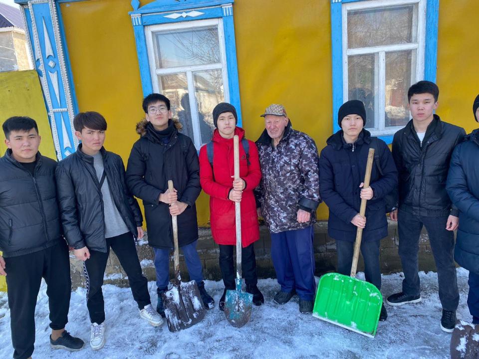 Волонтеры очищают от снега дворы пенсионеров в Актобе