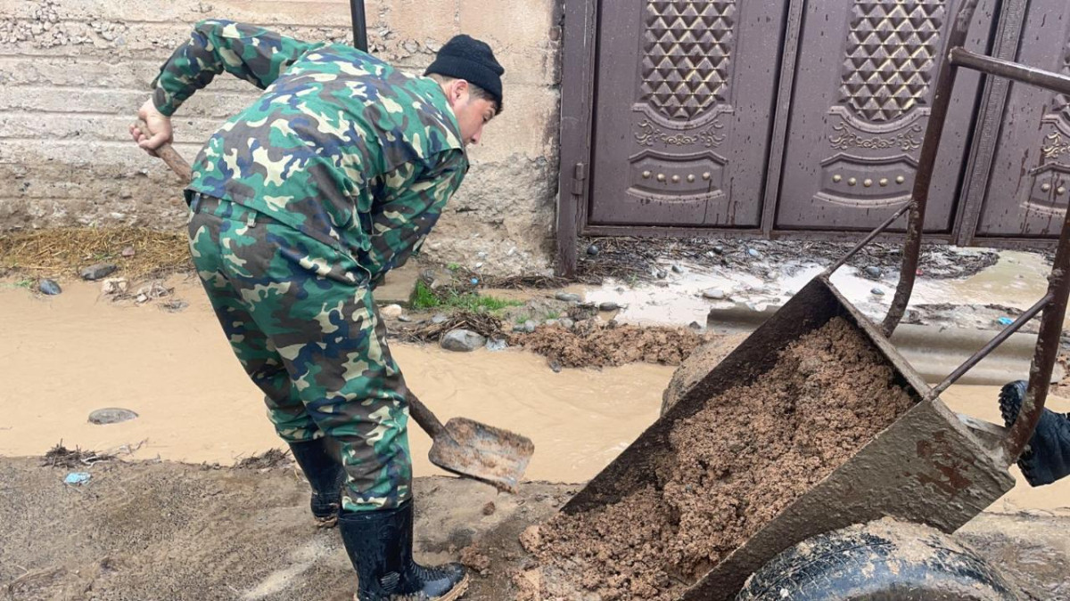 Спасатели не допустили подтопления домов Шымкента