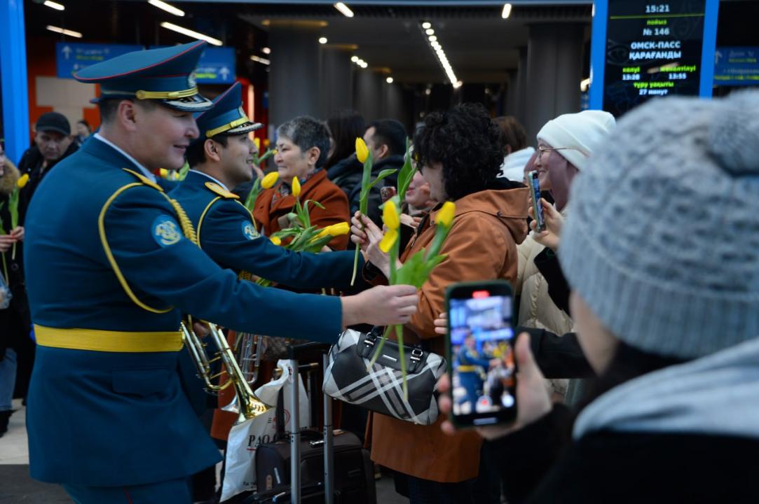 Музыканты и солисты военного оркестра выступили на столичных площадках