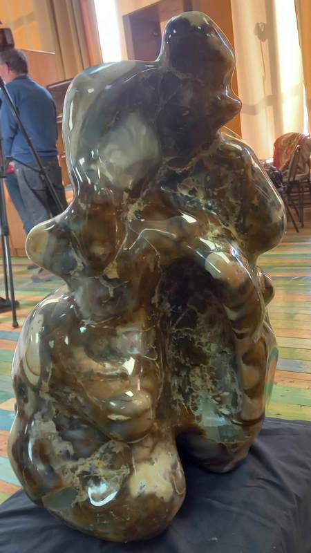 Гигантский моховый агат представлен на выставке в Караганде