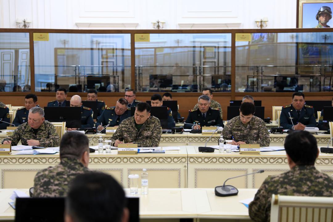 Министр обороны провел совещание с руководящим составом департаментов