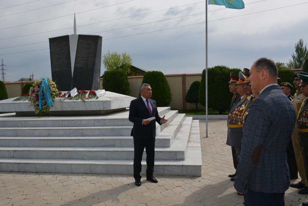 В Душанбе возложили цветы к монументу воинам-казахстанцам
