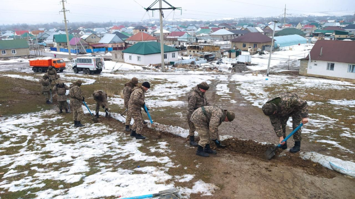 Спасатели воинской части МЧС очищают русла рек в Алматинской области