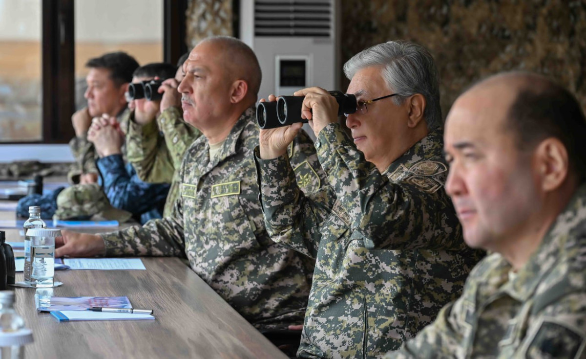 Глава государства посетил стратегические командно-штабные военные учения «Батыл тойтарыс – 2023»
