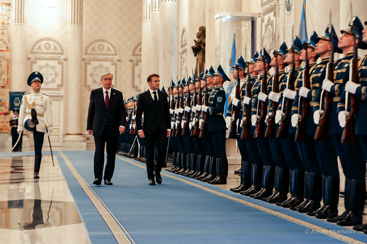 Президент Франции Эмманюэль Макрон прилетел в Казахстан с официальным визитом
