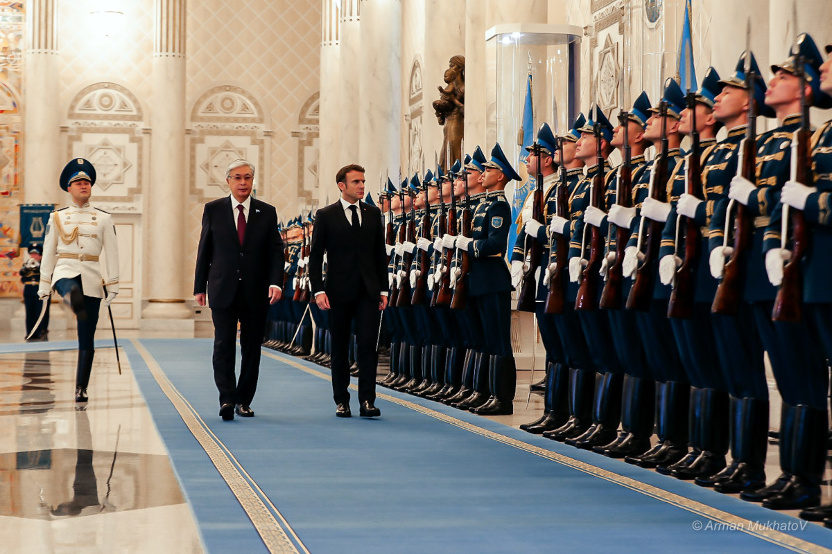 Президент Франции Эмманюэль Макрон прилетел в Казахстан с официальным визитом