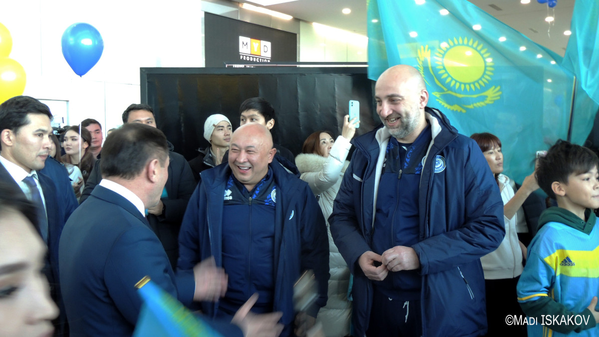 Сборную Казахстана встретили в аэропорту со Словении