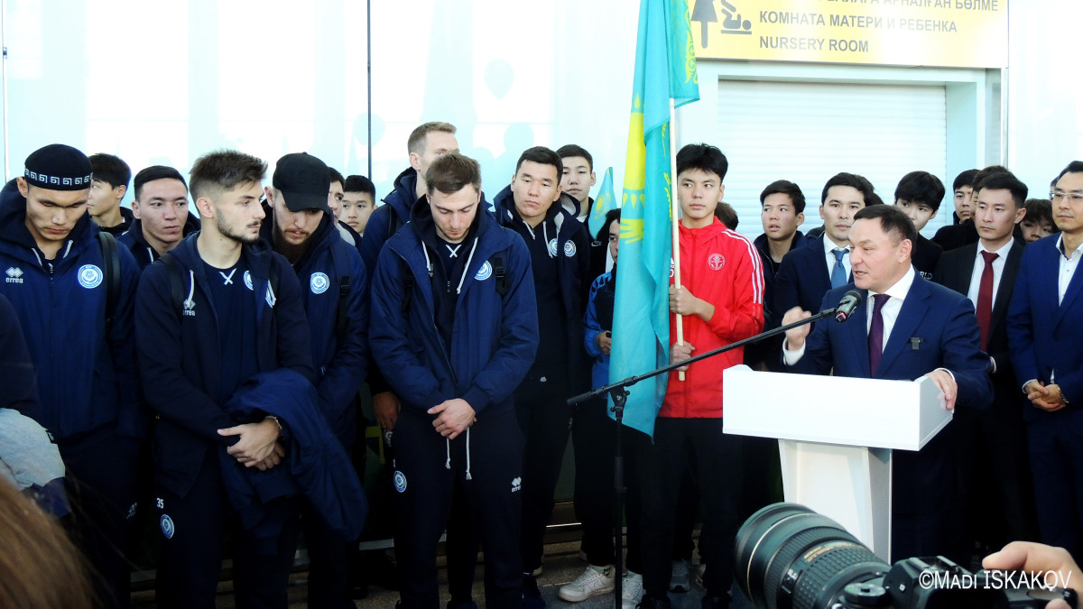Сборную Казахстана встретили в аэропорту со Словении