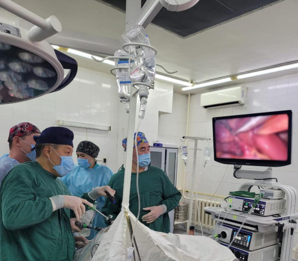 Мужчину с огромным «беременным» животом прооперировали ведущие хирурги Алматы