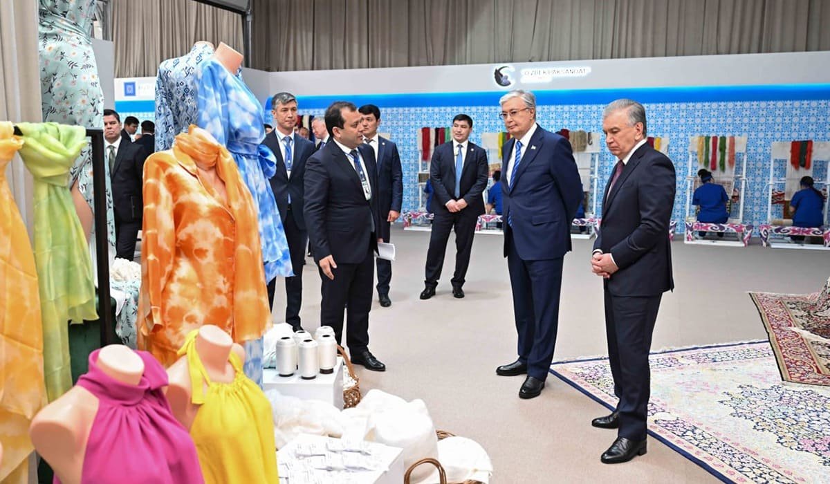 Президент Өзбекстан өнеркәсіп тауарларының көрмесін аралады