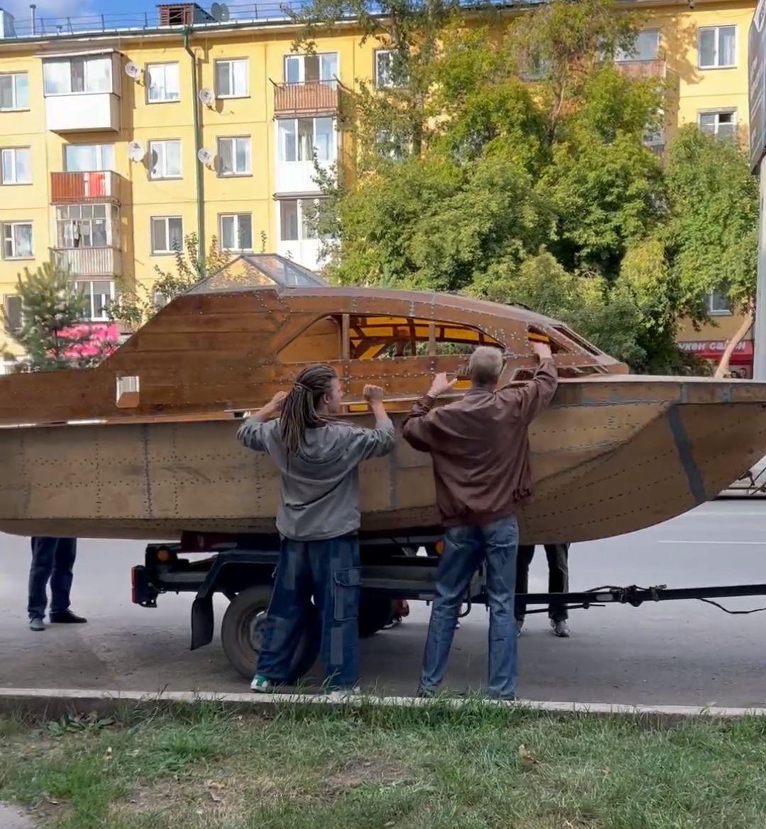 Житель Петропавловска 20 лет строил лодку в своей квартире