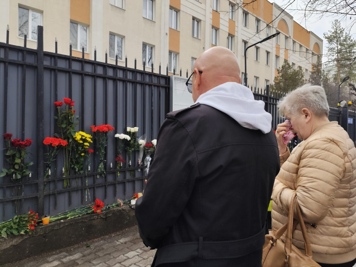 Алматинцы скорбят вместе с россиянами по жертвам теракта
